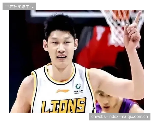 胡金秋以高效的内线终结能力支撑广厦体系,其篮下命中率极高。 胡金秋以高效的内线终结能力支撑广厦体系,其篮下命中率极高。